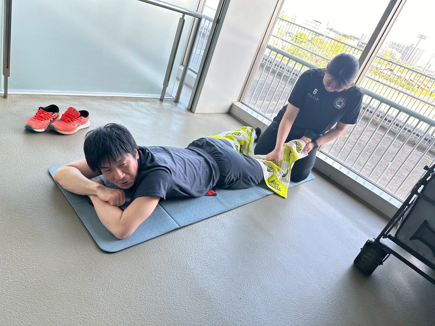 施設内で利用者の脚をケアする様子