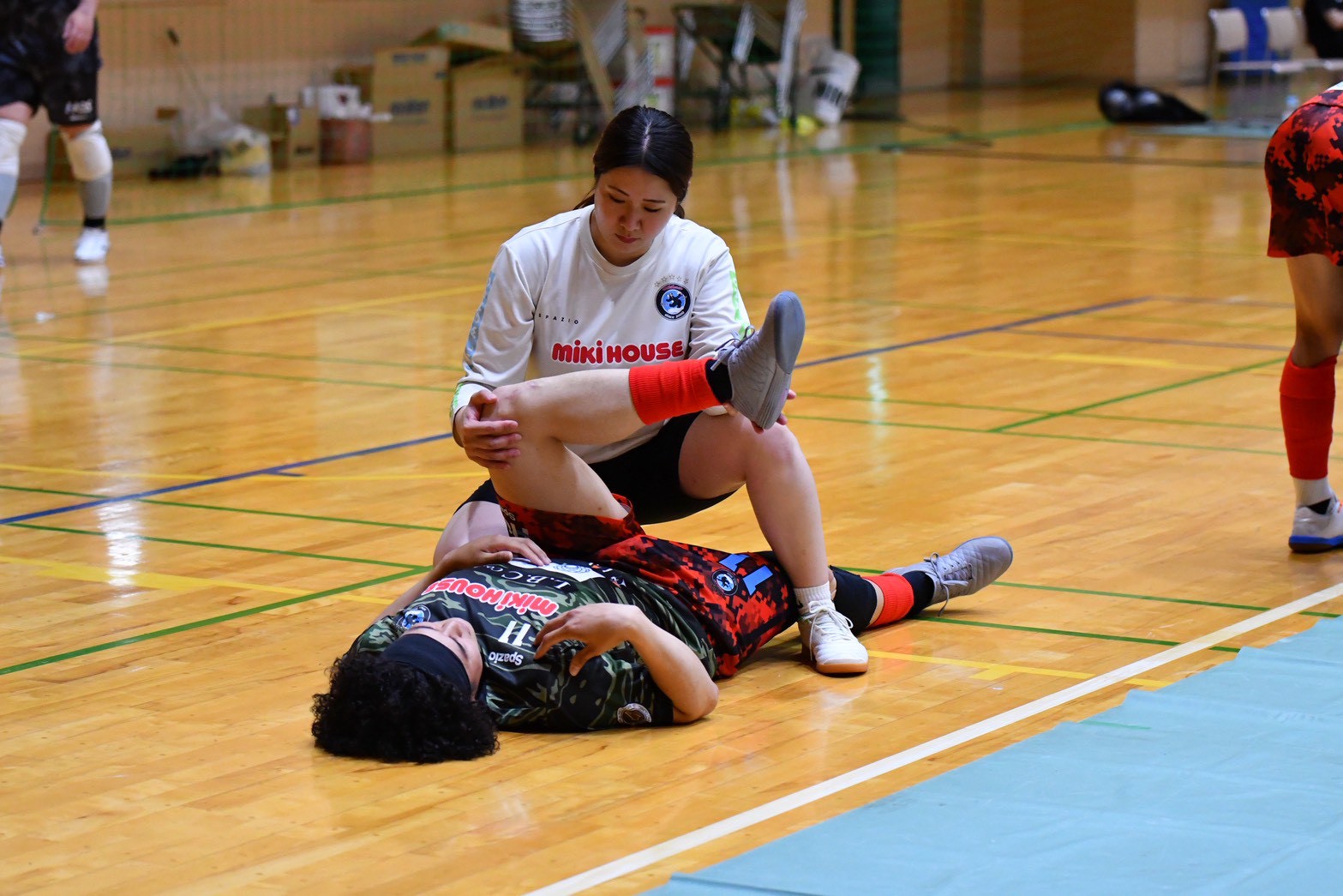 屋内競技会場で選手の脚を確認する様子